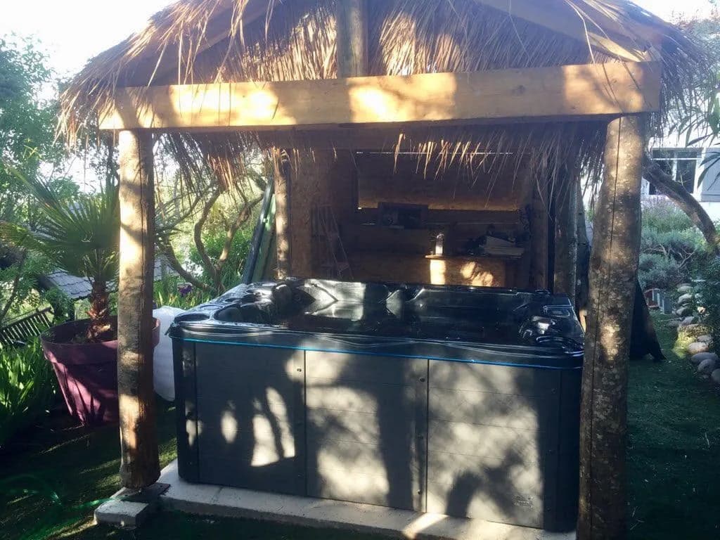 Installation d'un spa Montana à Carnoules, sous un abri au toit de paille