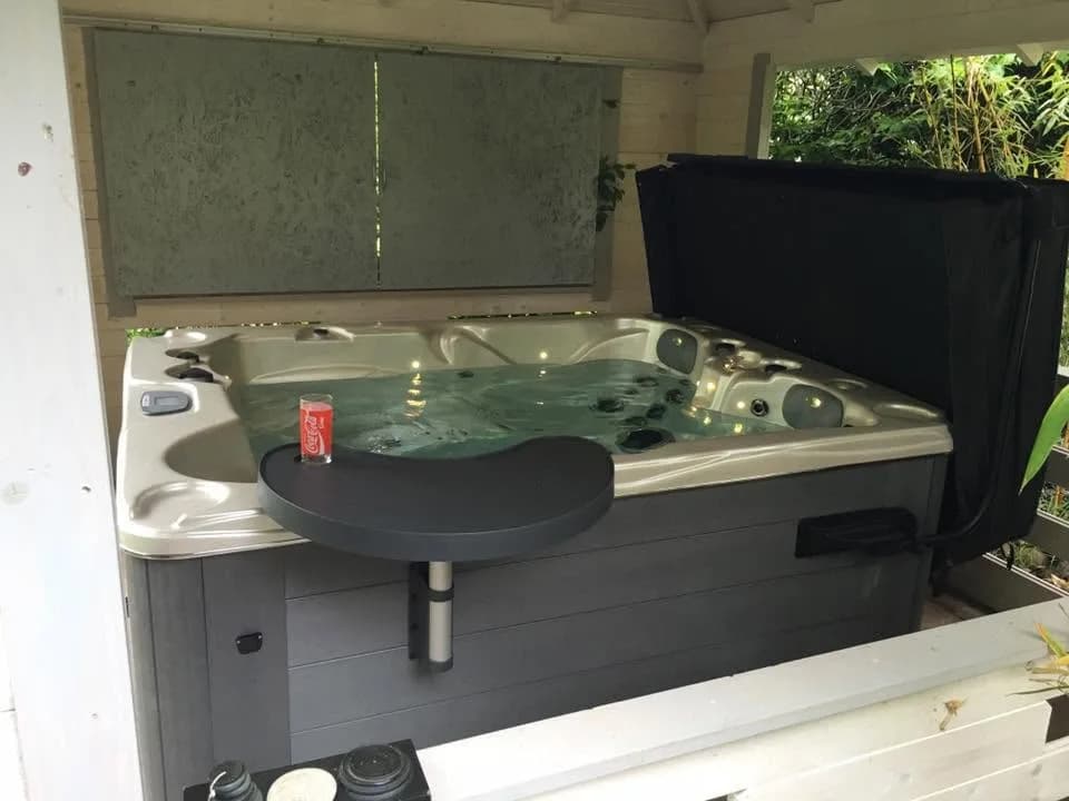 Installation d'un spa Montana à Cernay, sous un abri en bois, desserte