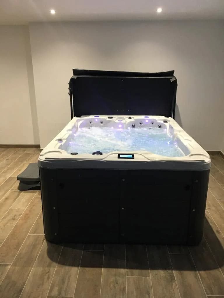 Installation d'un spa Montana à Châlons-sur-Vesle, en intérieur, sol en bois, marchepied