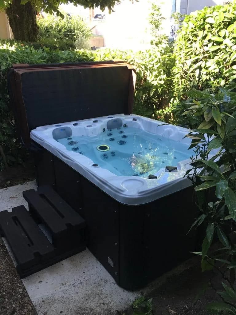 Installation d'un spa Montana à Chartres, dans un jardin entouré de végétation