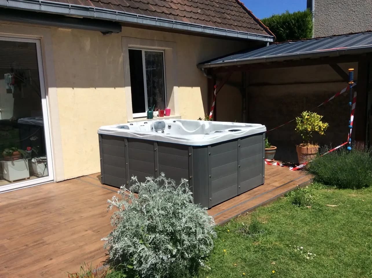 Installation d'un spa Montana à Château-Thierry, sur une terrasse en bois devant la maison