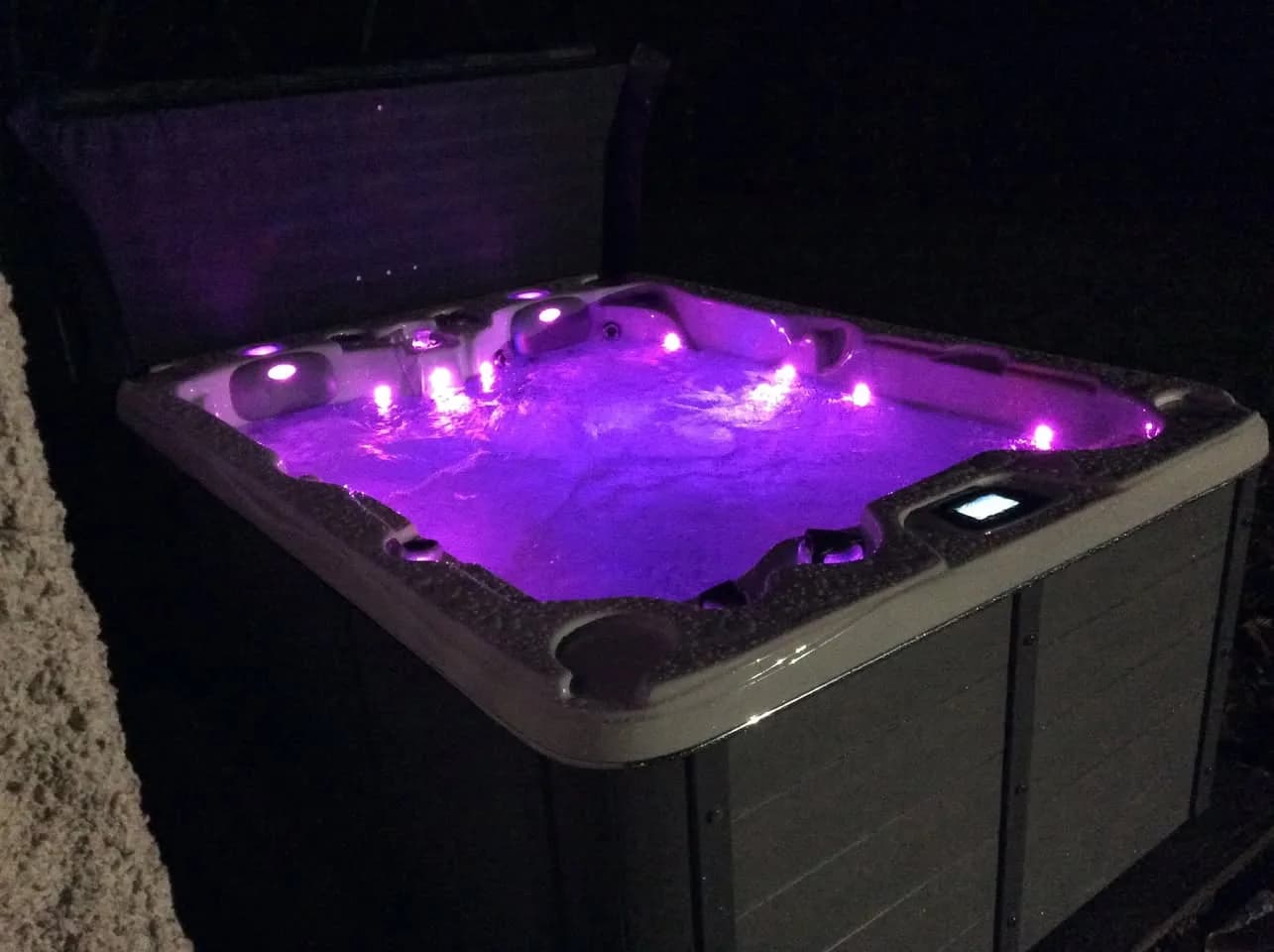 Installation d'un spa Montana à Cheniménil, de nuit, éclairage LED allumé