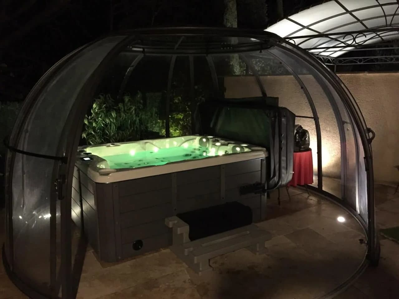 Installation d'un spa Montana à Clermont-Ferrand, sous un dôme Orlando d'Alukov, de nuit