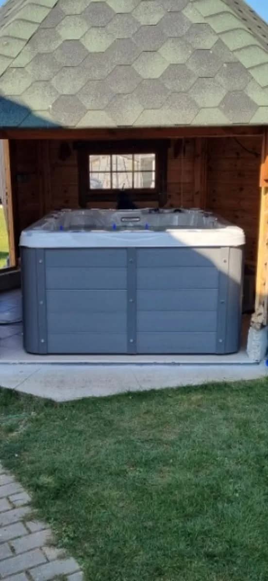 Installation d'un spa Montana à Corre, dans un gazebo en bois
