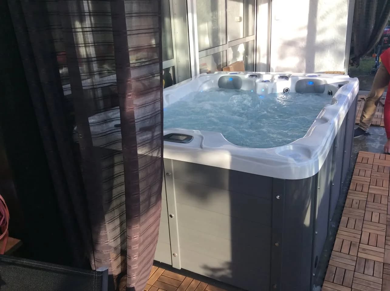 Installation d'un spa Montana à Cournon-d'Auvergne, dans une pièce vitrée