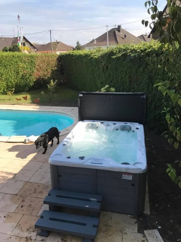Installation d'un spa Montana à Dalhunden, au bord d'une piscine, marchepied