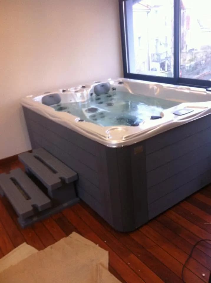 Installation d'un spa Montana dans le Puy-de-Dôme, en intérieur sur un parquet, marchepied