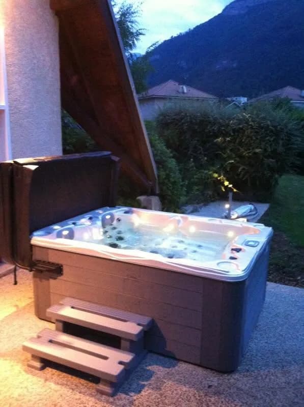 Installation d'un spa Montana dans le Var, sur du gravier, vue sur les montagnes
