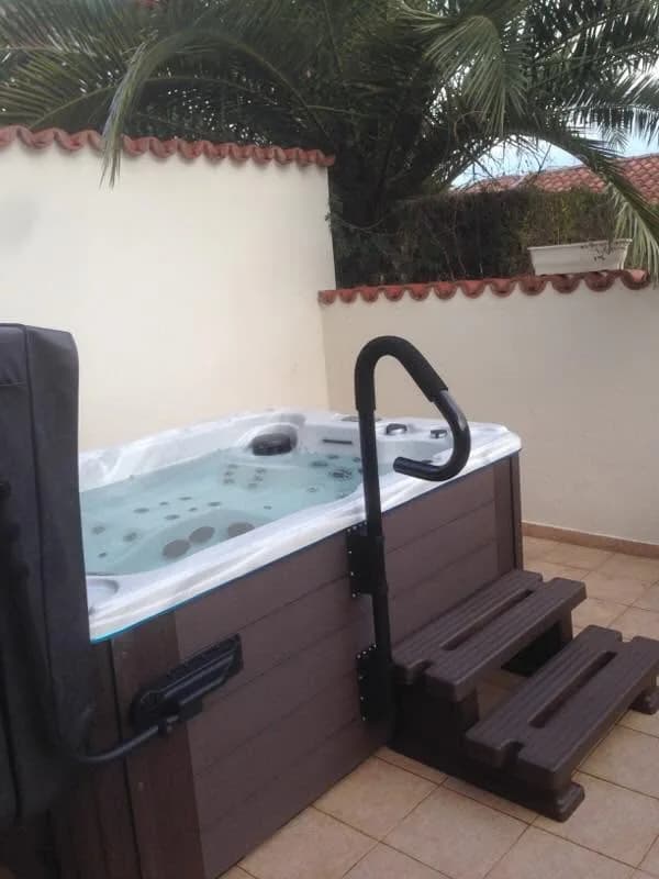 Installation d'un spa Montana dans les Pyrénées-Atlantiques, barre d'appui, marchepied et lève-couverture