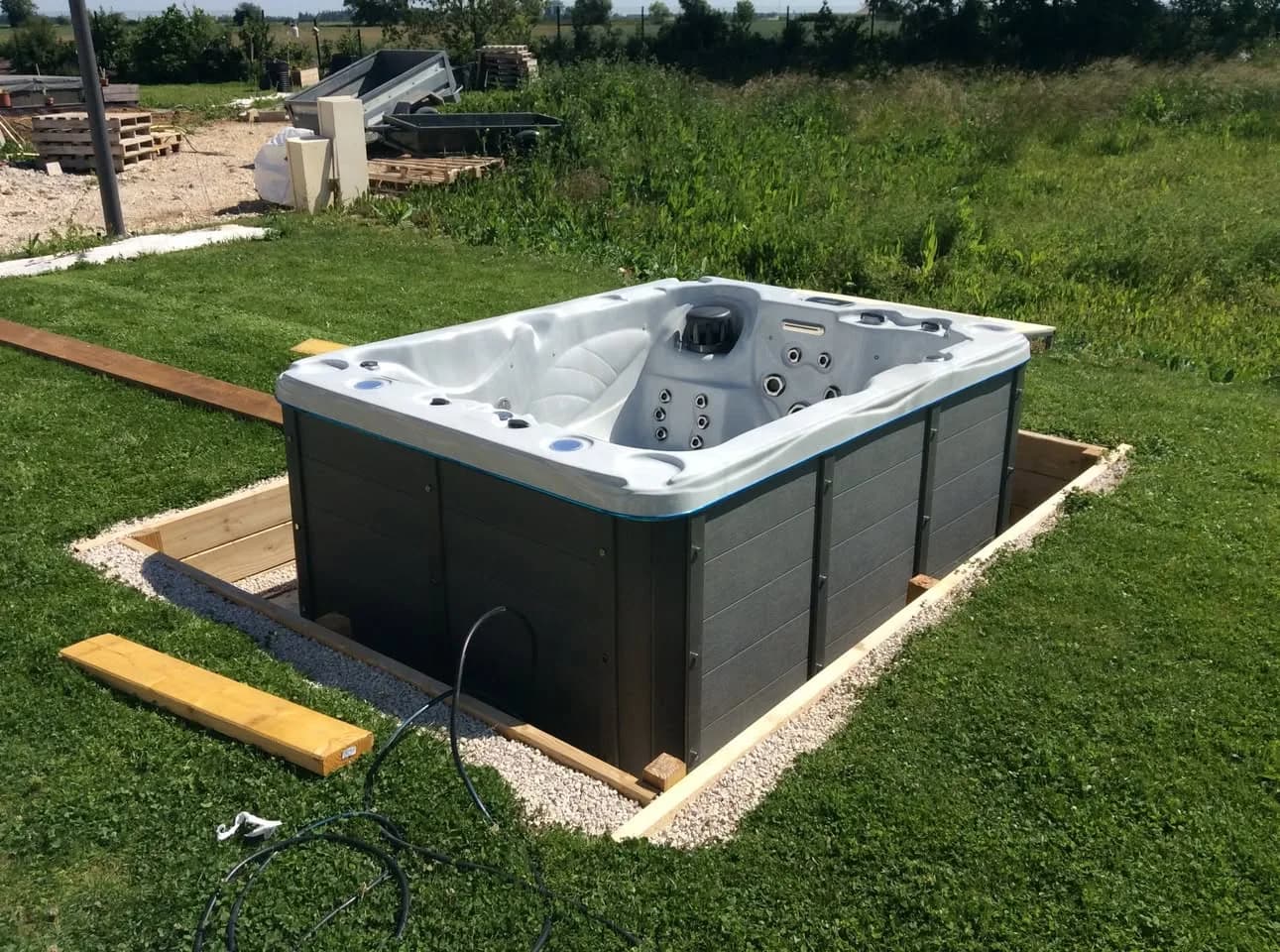 Installation d'un spa Montana à Dijon, sur un lit de gravier dans un jardin