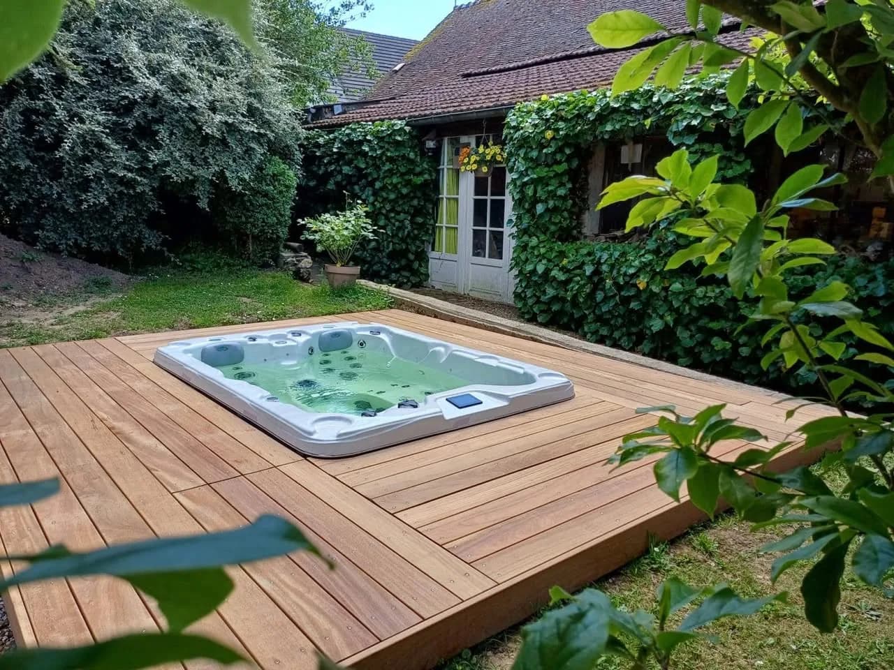 Installation d'un spa Montana en Eure-et-Loir, encastré dans une terrasse en bois