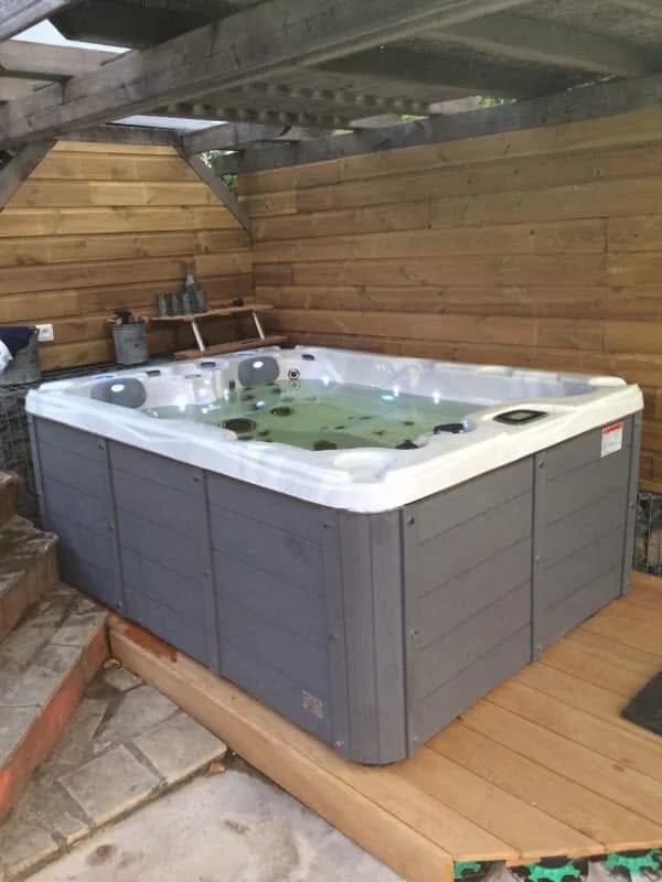 Installation d'un spa Montana en Haute-Loire, autre vue du chantier