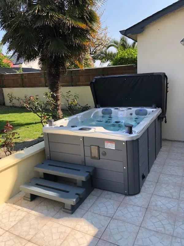 Installation d'un spa Montana en Indre-et-Loire, sur une terrasse carrelée, marchepied