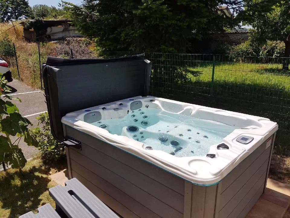Installation d'un spa Montana en Isère, dans un jardin, marchepied