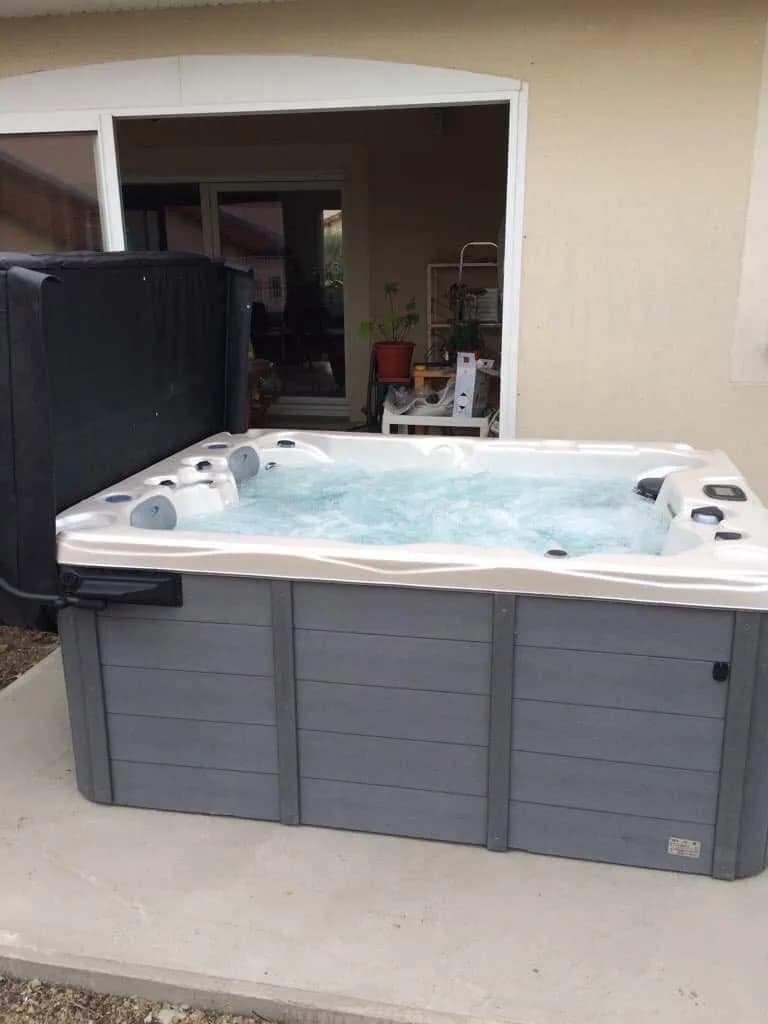 Installation d'un spa Montana en Meurthe-et-Moselle, sur une terrasse devant la maison