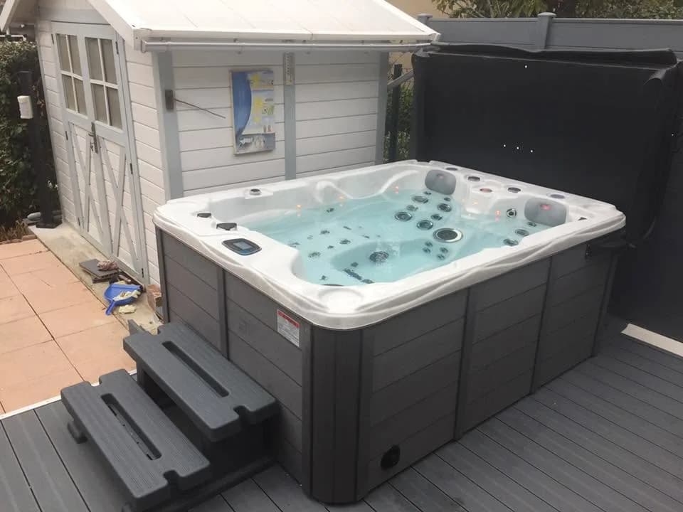 Installation d'un spa Montana en Seine-et-Marne, sur une terrasse devant un abri de jardin