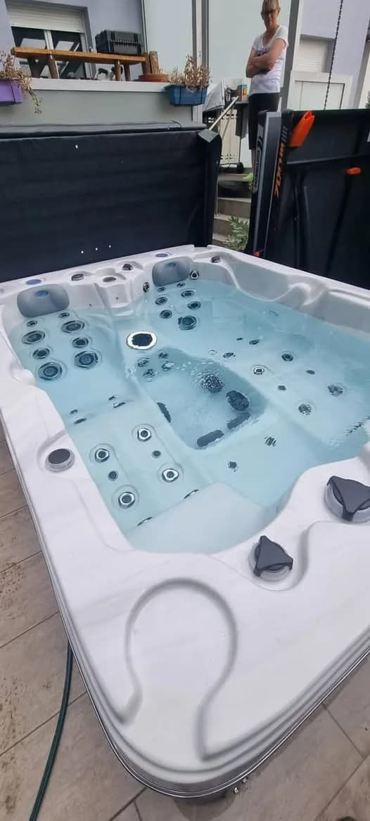Installation d'un spa Montana à Ensisheim, sur une terrasse dallée