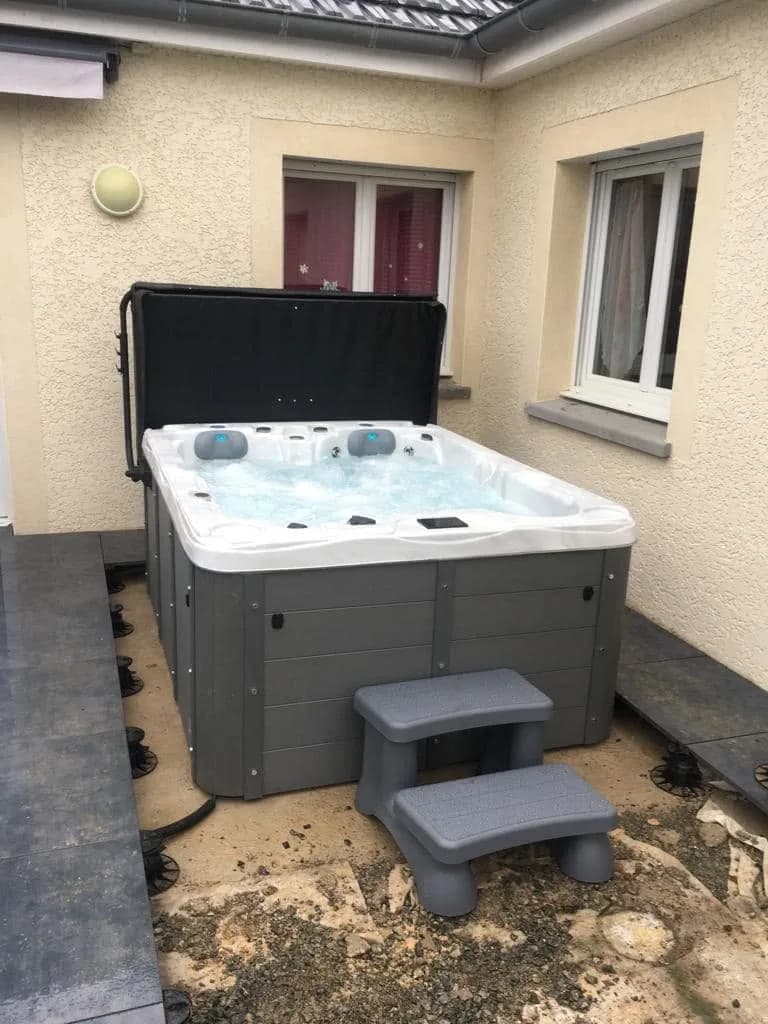 Installation d'un spa Montana à Étang-sur-Arroux, autre vue du chantier