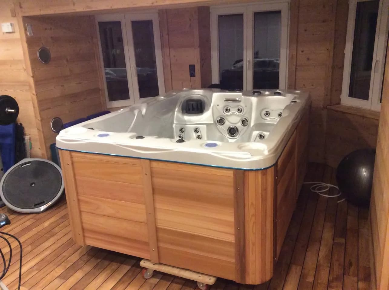 Installation d'un spa Montana à Évian-les-Bains, en intérieur dans une pièce lambrissée, tablier en cèdre