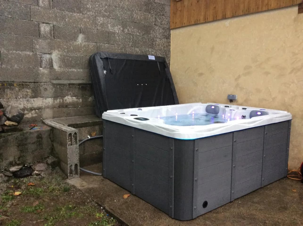 Installation d'un spa Montana à Fréterive, contre la maison, vue sur les montagnes