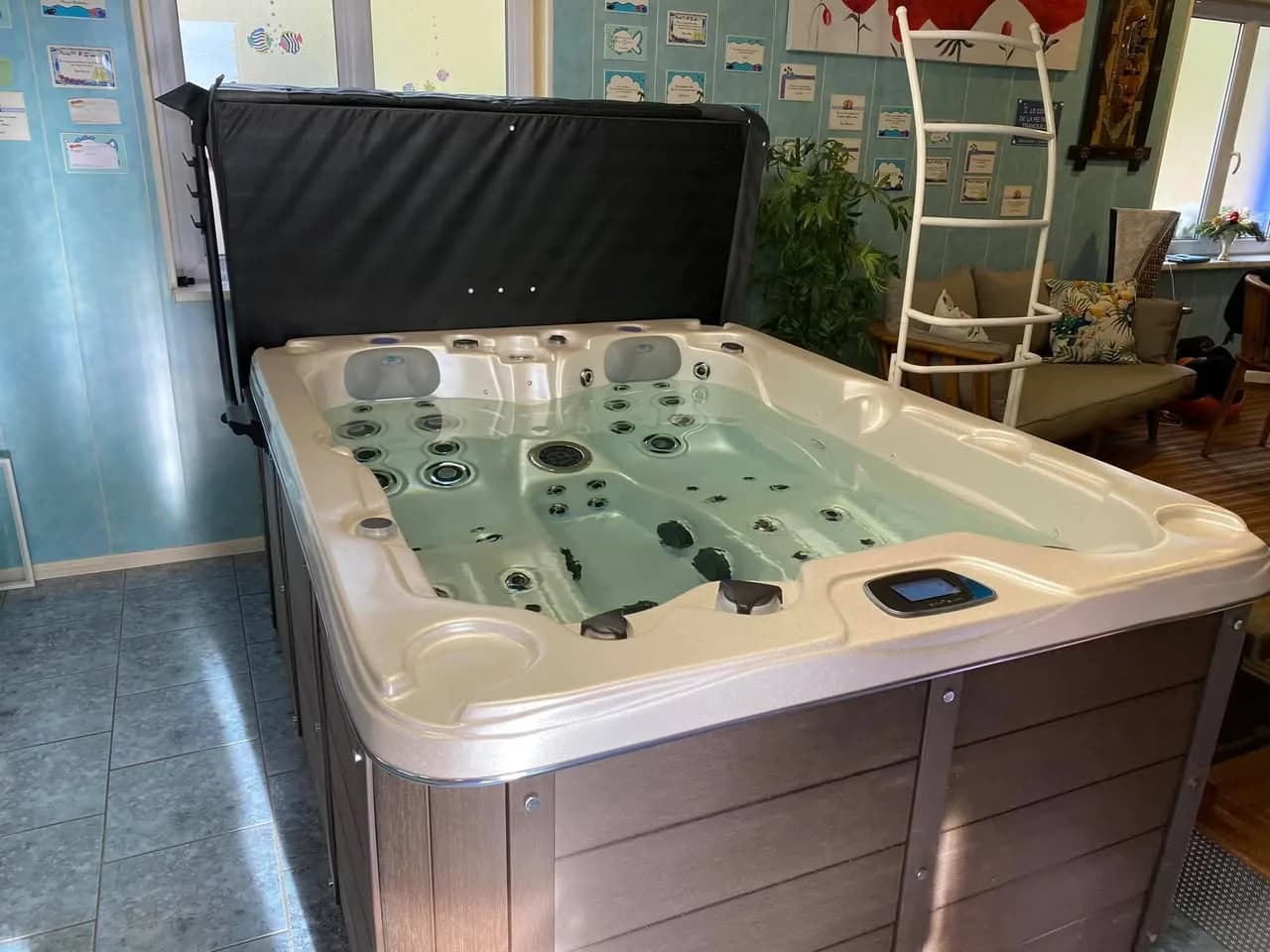 Installation d'un spa Montana à Friesenheim, en intérieur, avec lève-couverture
