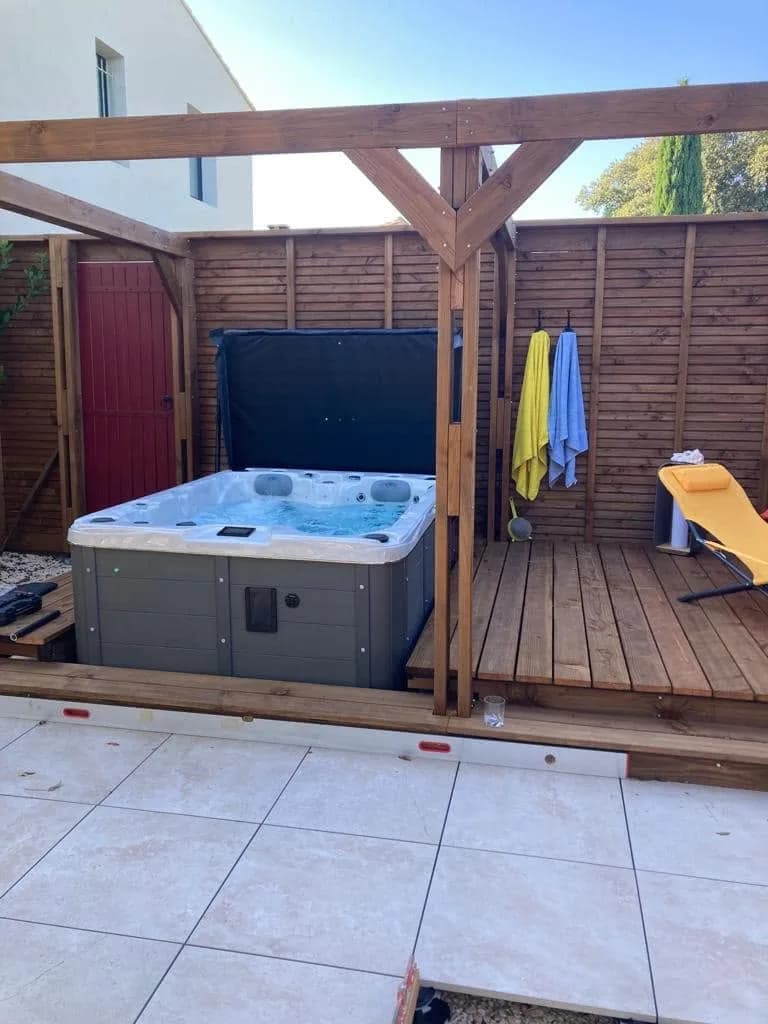 Installation d'un spa Montana Full option à Avignon, autre vue du chantier