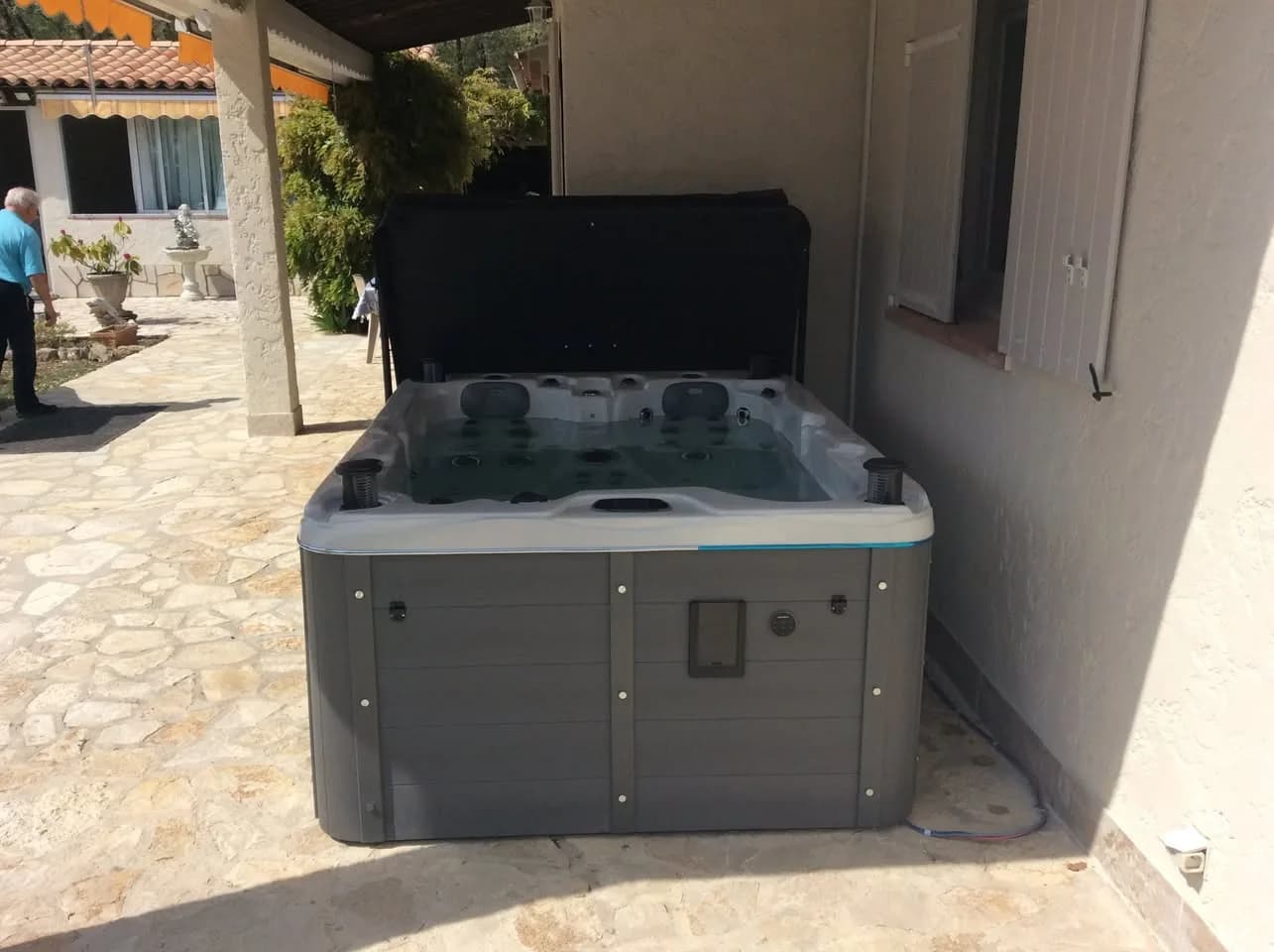 Installation d'un spa Montana Full option à Besse-sur-Issole, sur une terrasse en pierre, lève-couverture