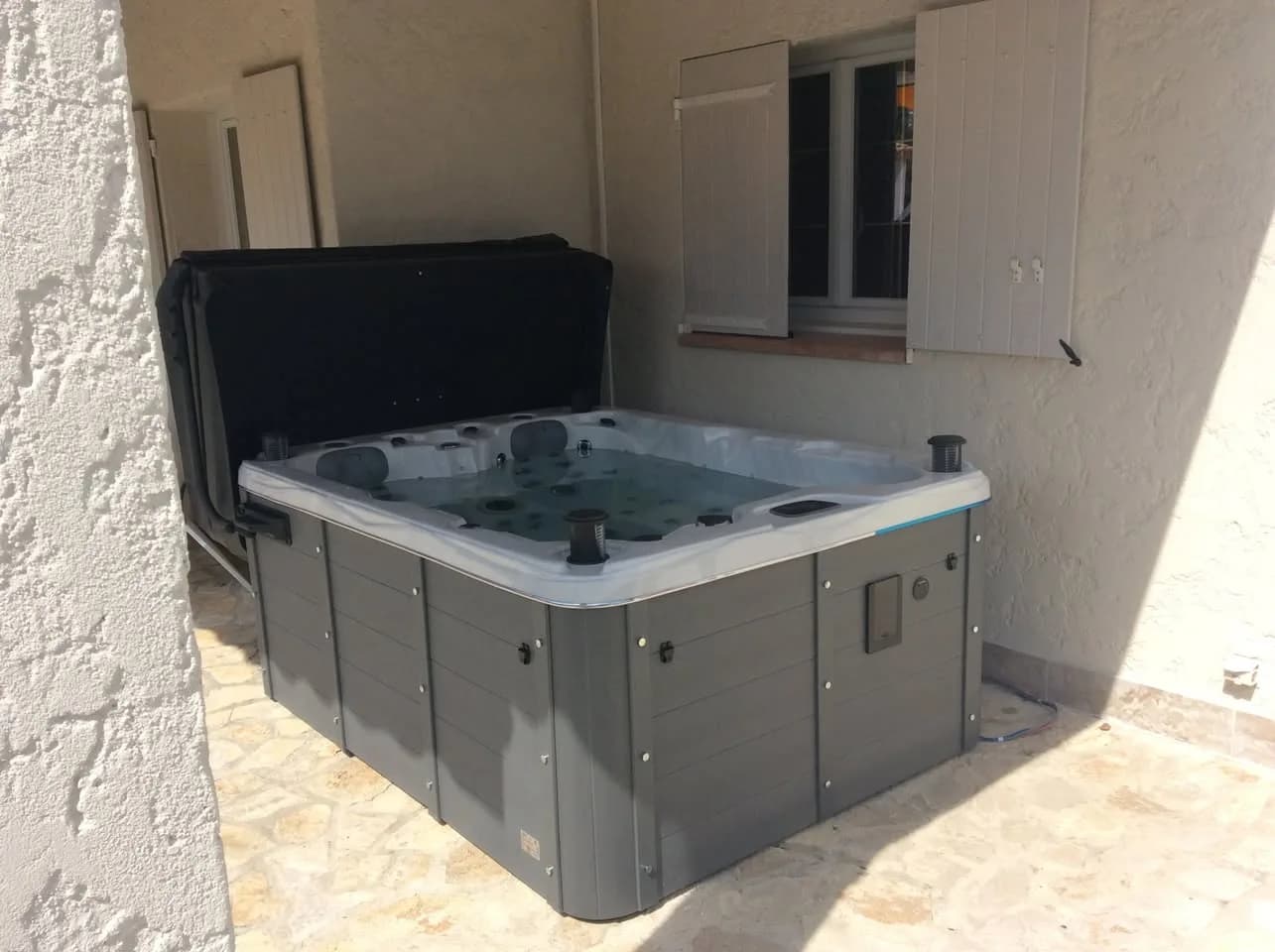 Installation d'un spa Montana Full option à Besse-sur-Issole, autre vue du chantier