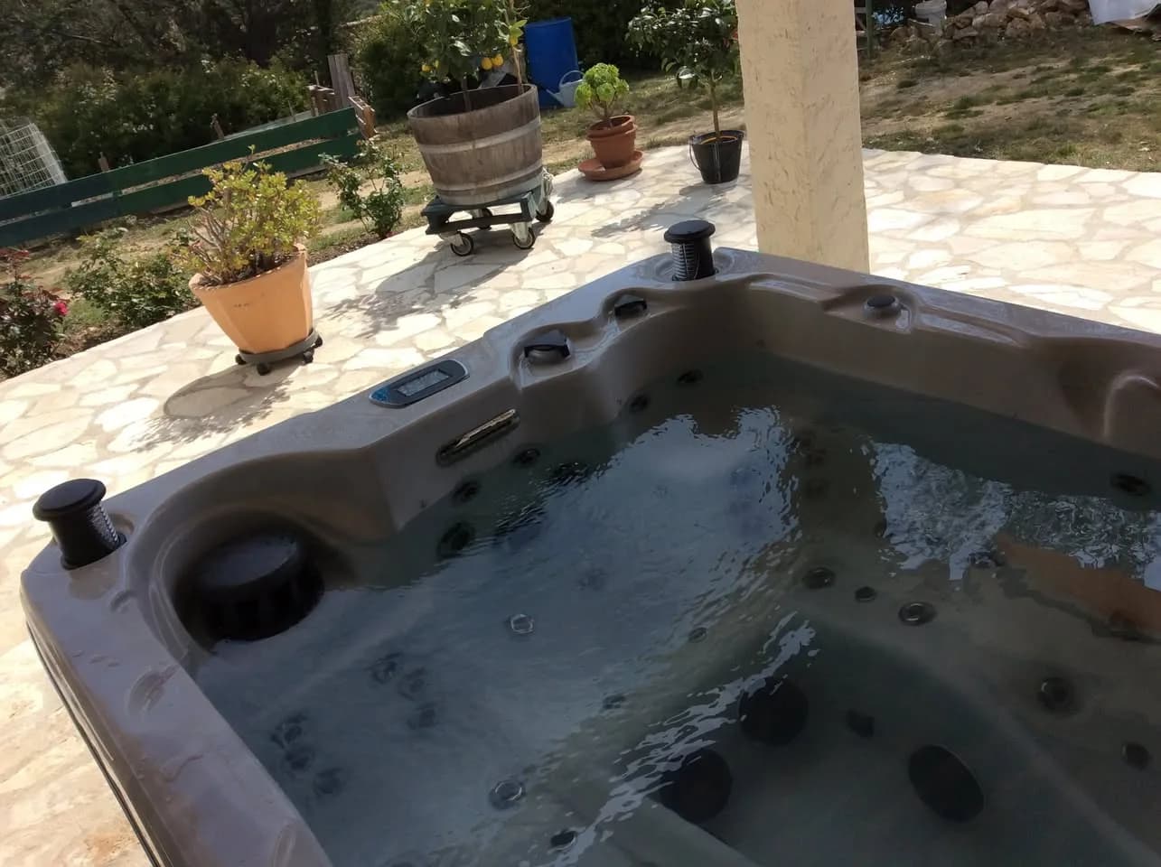 Installation d'un spa Montana Full option à Besse-sur-Issole, autre vue du chantier