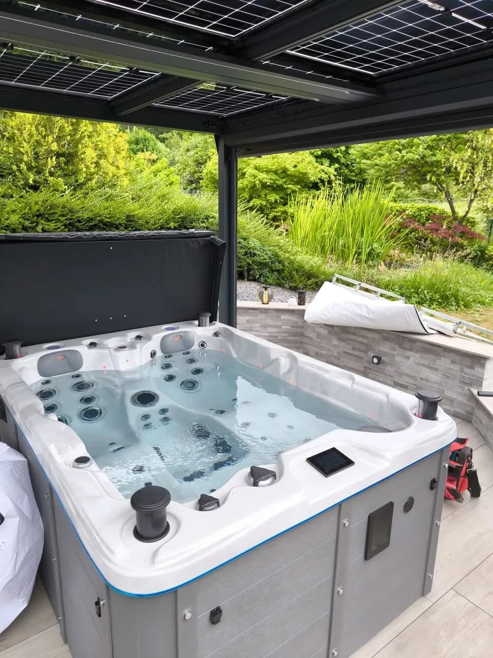 Installation d'un spa Montana Full option à Bondeval, sous une pergola face au jardin
