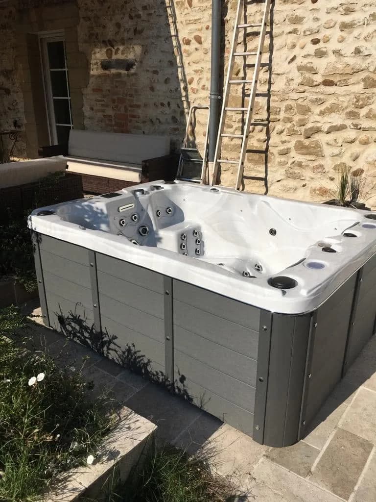 Installation d'un spa Montana Full option à Chatuzange-le-Goubet, autre vue du chantier