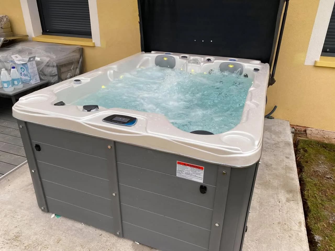 Installation d'un spa Montana Full option à Corcieux, sur une terrasse contre la maison