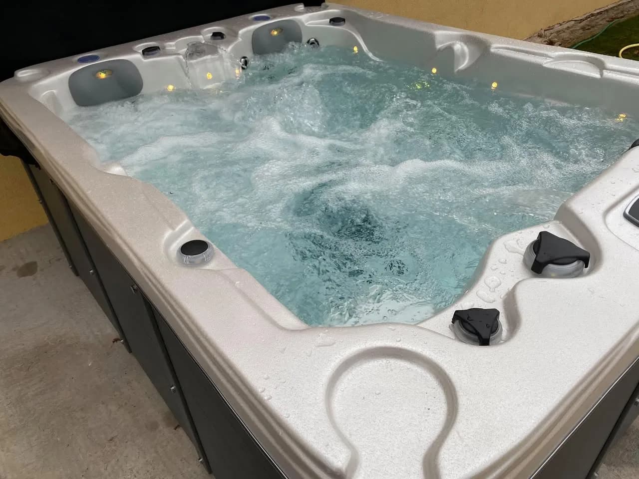 Installation d'un spa Montana Full option à Corcieux, autre vue du chantier