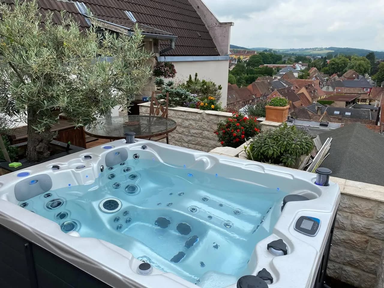 Installation d'un spa Montana Full option dans le Bas-Rhin, sur une terrasse en attique, vue sur les toits