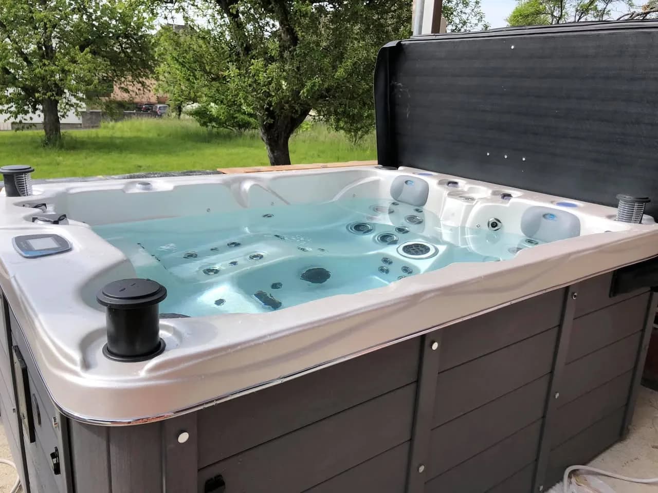 Installation d'un spa Montana Full option dans le Haut-Rhin, sur une terrasse en cours d'aménagement