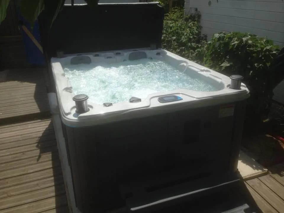 Installation d'un spa Montana Full option dans le Rhône, sur une terrasse en bois, marchepied