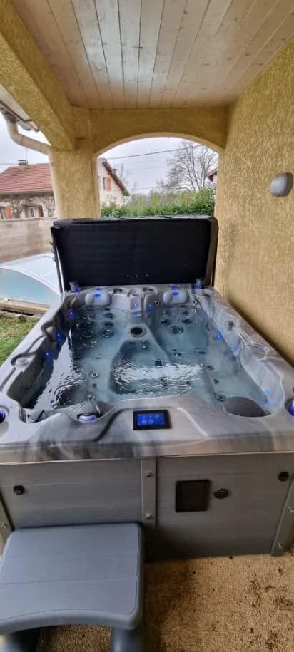 Installation d'un spa Montana Full option dans les Vosges, sous un abri, marchepied