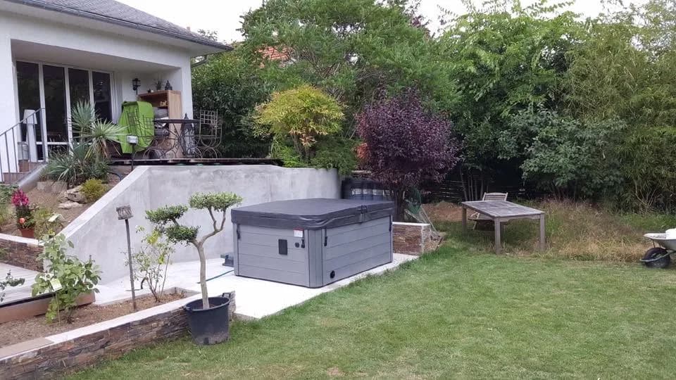 Installation d'un spa Montana Full option dans les Yvelines, sur une dalle au bord du gazon