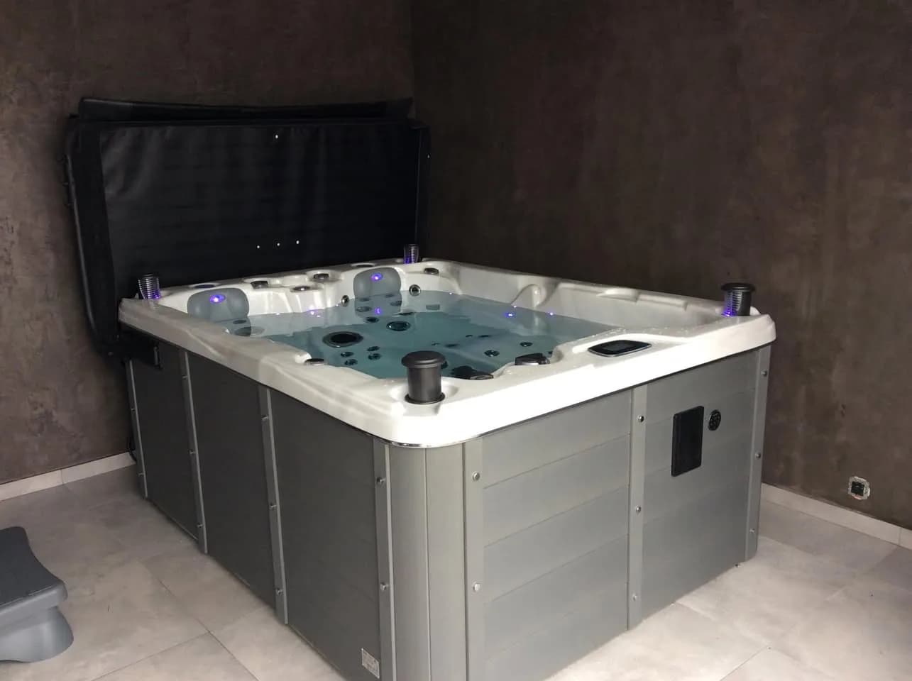 Installation d'un spa Montana Full option à Darois, sous un abri fermé