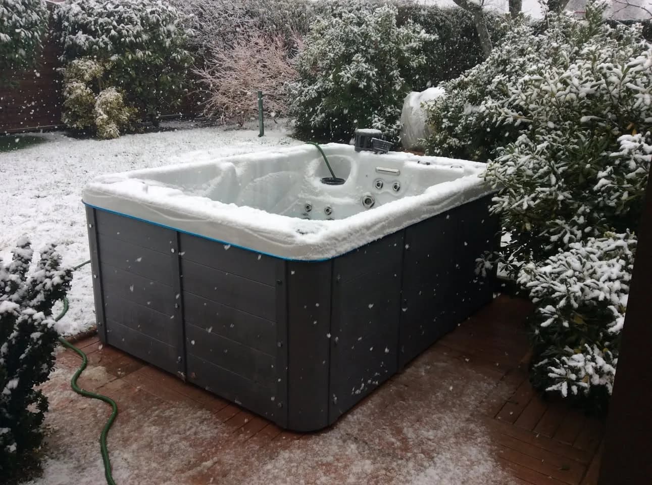 Installation d'un spa Montana Full option à Diémoz, dans un jardin sous la neige