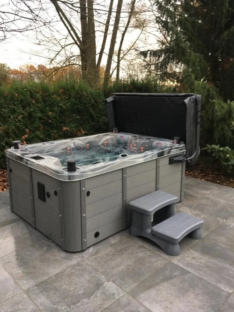 Installation d'un spa Montana Full option à Donchery, sur un dallage, marchepied