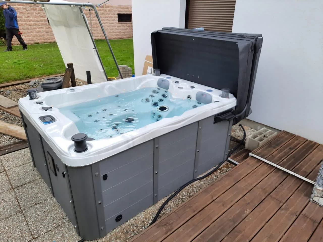 Installation d'un spa Montana Full option à Durlinsdorf, autre vue du chantier