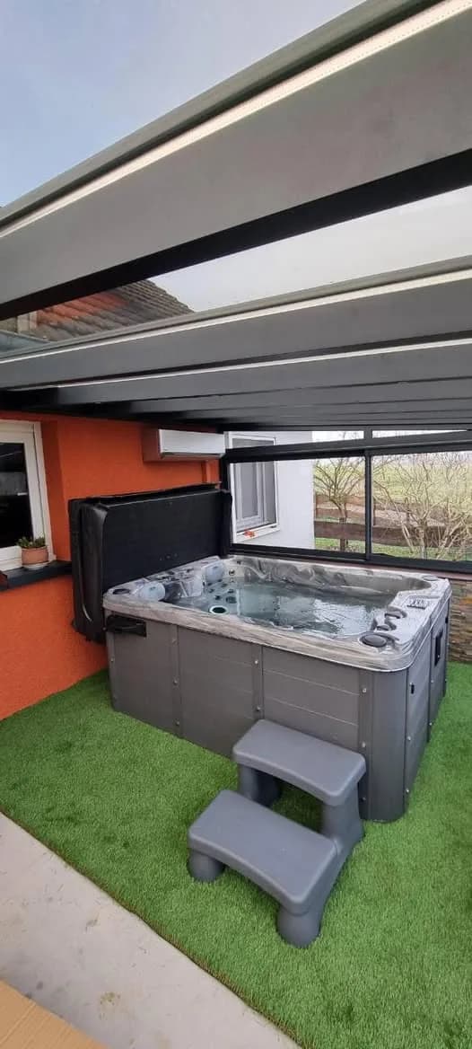 Installation d'un spa Montana Full option en Haute-Saône, sous une pergola, gazon synthétique