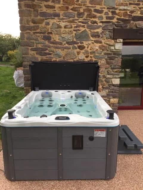 Installation d'un spa Montana Full option en Ille-et-Vilaine, autre vue du chantier