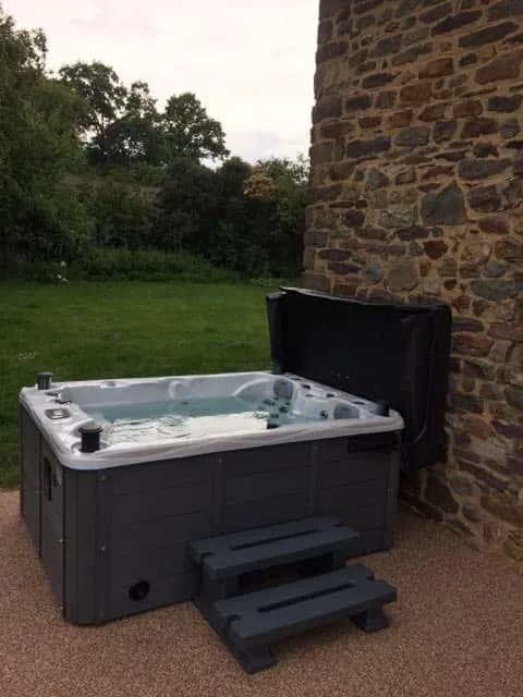 Installation d'un spa Montana Full option en Ille-et-Vilaine, autre vue du chantier
