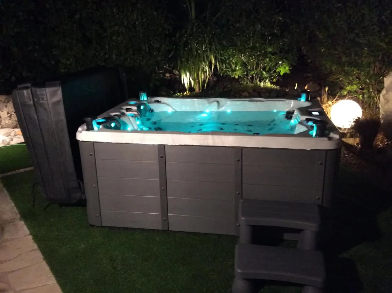 Installation d'un spa Montana Full option à Fayence, de nuit, éclairage LED allumé