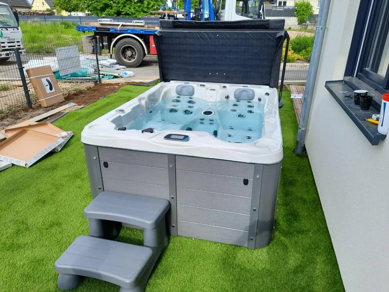 Installation d'un spa Montana Full option à Feldkirch, sur un gazon synthétique, marchepied