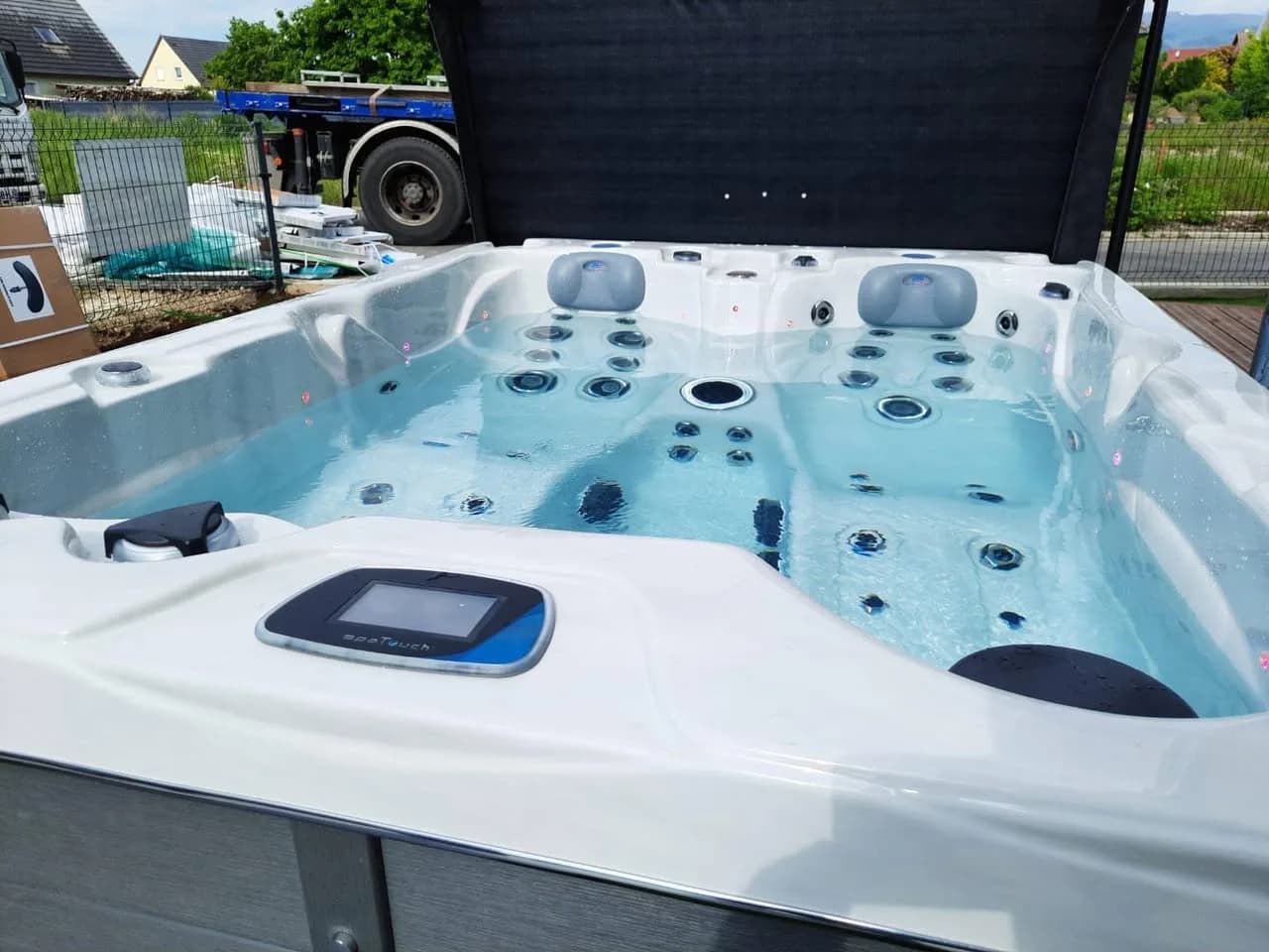 Installation d'un spa Montana Full option à Feldkirch, autre vue du chantier