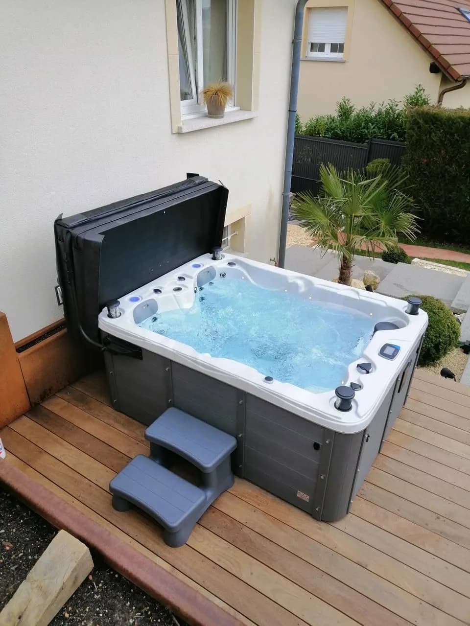 Installation d'un spa Montana Full option à Forbach, sur une terrasse en ipé, marchepied
