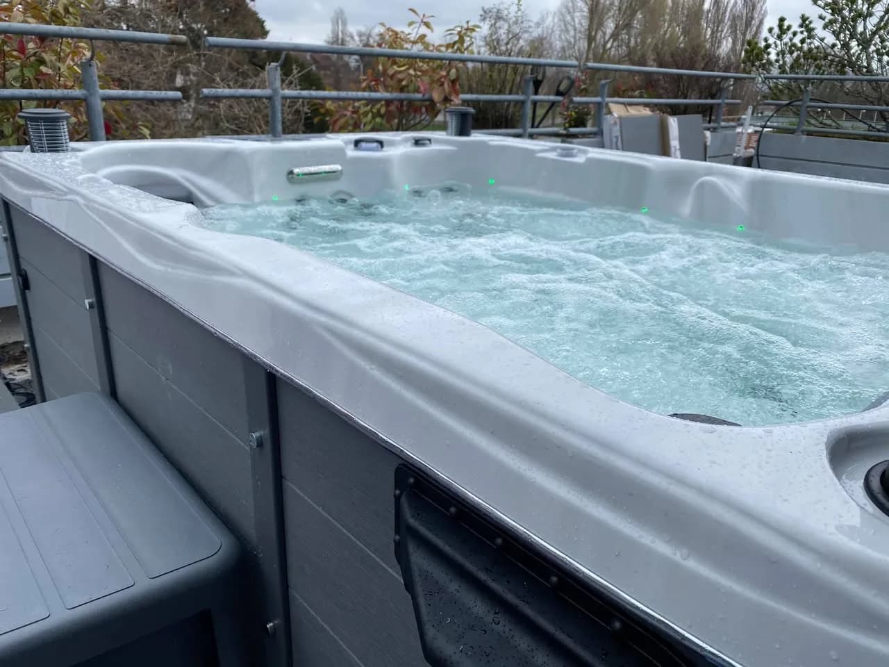 Installation d'un spa Montana Full option à Guebwiller, sur la terrasse d'un attique, marchepied